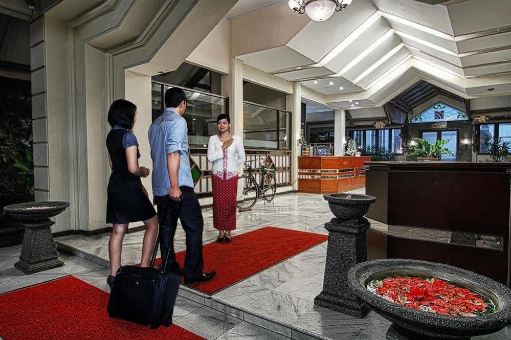 Hotel Montana Dua Malang Esterno foto