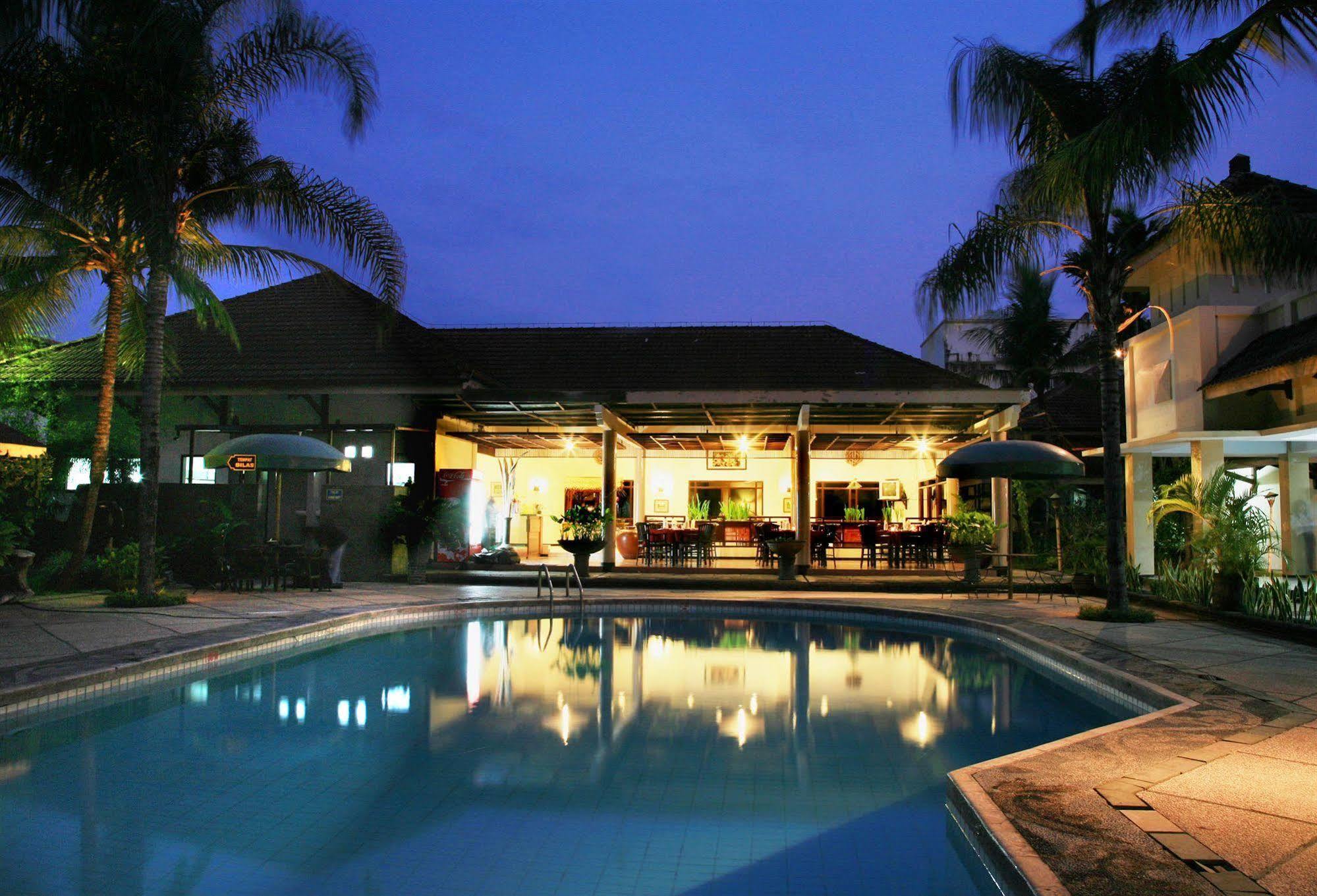 Hotel Montana Dua Malang Esterno foto