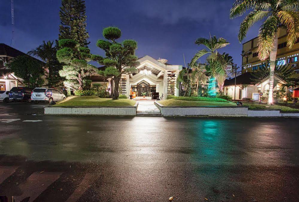 Hotel Montana Dua Malang Esterno foto